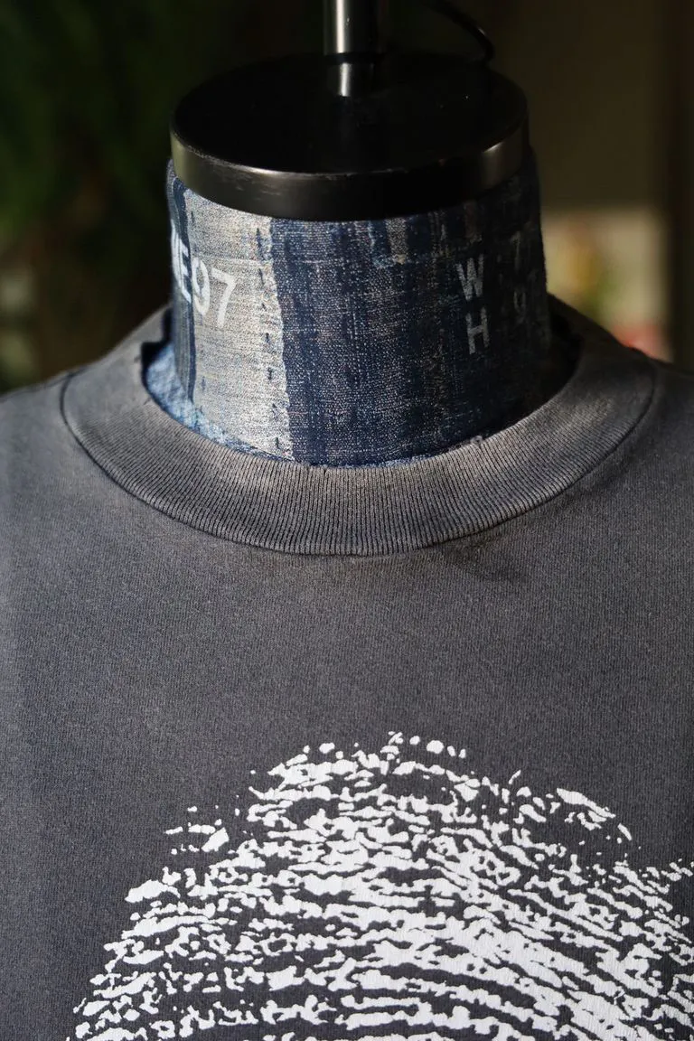 SAINT Mxxxxxx CHOSEN SS TEE/BLK Burst pattern/fingerprint print Chosen Tee Washed black S-XL Look for cylindrical fabrics without side seams. Don’t buy open-width fabrics anymore. It’s boring. Assute garment dyeing. Spray the whole piece with Ma Liu. Re-spray heavy fade. Collar and cuffs are frayed. Many places are broken. Authentic grade printing restored. Original consistent main mark/wash mark/with little angel anti-counterfeiting label.